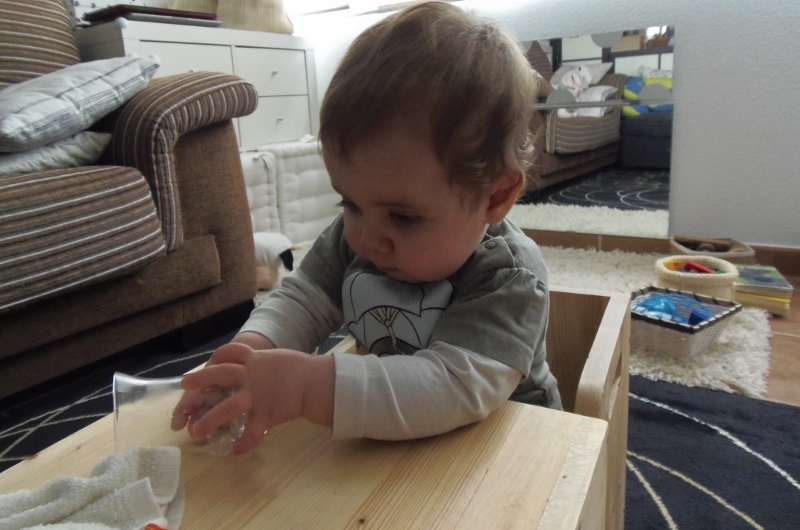 bebé vaso cristal-montessori en casa