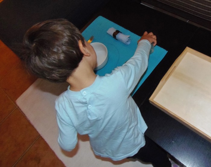 Poner la mesa Setting the table Montessori en Casa